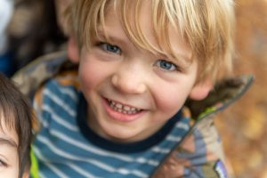 Un enfant de la maternelle qui nous sourit